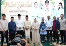 Diguyur Hujan, Shalat Idul Fitri Tetap Berlangsung Khidmat dan Amsakar Open House Terima Ribuan Warga Diguyur Hujan, Shalat Idul Fitri Tetap Berlangsung Khidmat dan Amsakar Open House Terima Ribuan Warga