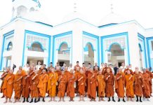 Jalan Kaki dari Bangkok, Bhikkhu Thudong Tiba di Masjid Sultan Mahmud Riayat Syah Batam Jalan Kaki dari Bangkok, Bhikkhu Thudong Tiba di Masjid Sultan Mahmud Riayat Syah Batam