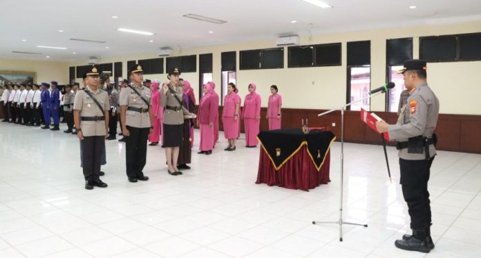 Kapolresta Barelang Kombes Pol Zaenal Arifin Pimpin Upacara Sertijab Tiga Kapolsek Baru