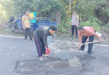 Pemdes Lancang Kuning Benahi lubang Berbahaya di Jalan Taman Sari Bintan