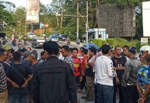 Turun ke Jalan, Warga minta Pembatas Jalan Simpang Kota Piring di Buka Turun ke Jalan, Warga minta Pembatas Jalan Simpang Kota Piring di Buka