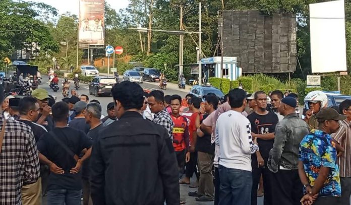 Turun ke Jalan, Warga minta Pembatas Jalan Simpang Kota Piring di Buka