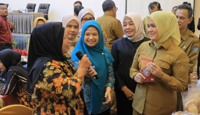 Wabup Deby Apresiasi Hasil Produk Para Pelaku UMKM Bintan Wabup Deby Apresiasi Hasil Produk Para Pelaku UMKM Bintan