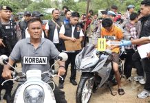 Rekonstruksi Pembunuhan di Karimun Gegara Utang Rp 100 Ribu Pelaku Luwis Lanadi (23), memperagakan 34 adegan