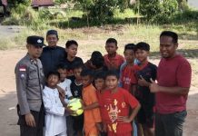 Dukung Kemajuan Sepakbola, Polsek Balai Serahkan Bantuan Kulit Bundar