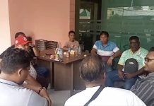 Rp 8 Juta Uang WNA Malaysia Ambyar, Dikibuli Sopir Taksi Online Buat Judi Robert didampingi rekannya bersama pengurus taksi online