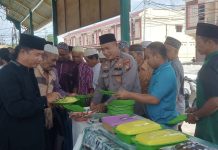 Jum’at Berkah, Masjid Jami Miftahul Jannah Tebing Bagikan Makanan Gratis Bagi Jemaah