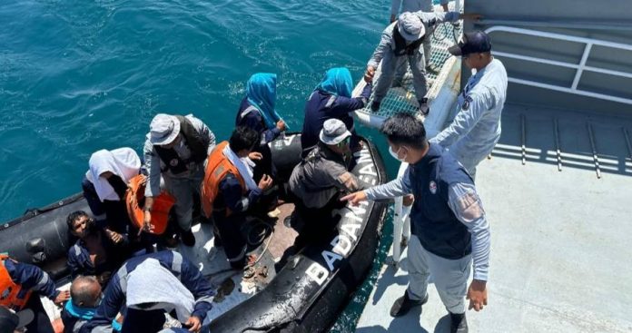 Bakamla RI Bersama Coast Guard 2 Negara Evakuasi 30 Korban Kapal Tenggelam