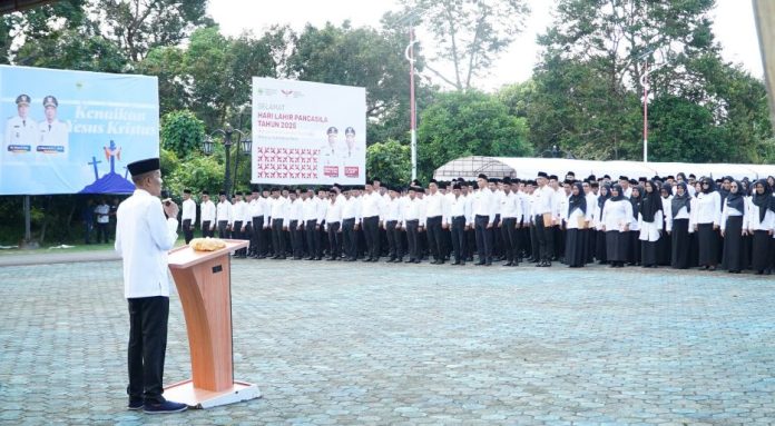 Bupati Lingga Serahkan SK Pengangkatan PPPK Tahap I di Lingkungan Pemkab Lingga Bupati Lingga Serahkan SK Pengangkatan PPPK Tahap I di Lingkungan Pemkab Lingga