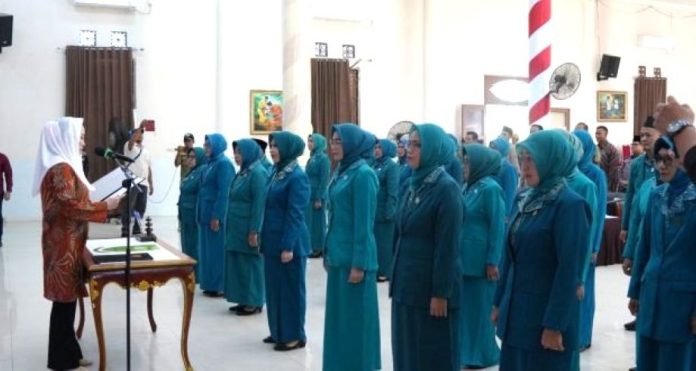 Bupati Natuna Cen Sui Lan Lantik Syafartidah Ketua PKK Masa