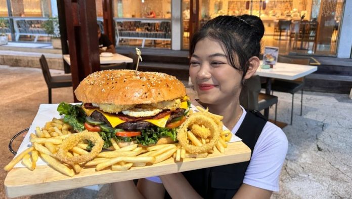 HARRIS Resort Waterfront Batam Hadirkan Paket Sensasi Kuliner Jumbo yang Menggoda Selera