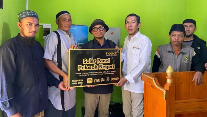 Indosat Serahkan Bantuan Listrik Panel Surya di 3 Tempat di Wilayah Rural