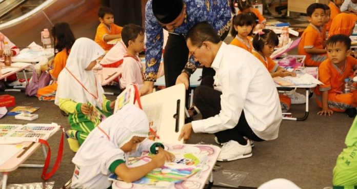 Kecerian Wali Kota Amsakar saat Bersama Anak-anak Gema Seni 2025
