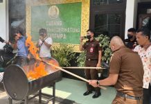 Kejari Anambas Musnahkan Barang Bukti 0,15 Gram Sabu dan Sejumlah Pakaian Kejari Anambas Musnahkan Barang Bukti 0,15 Gram Sabu dan Sejumlah Pakaian