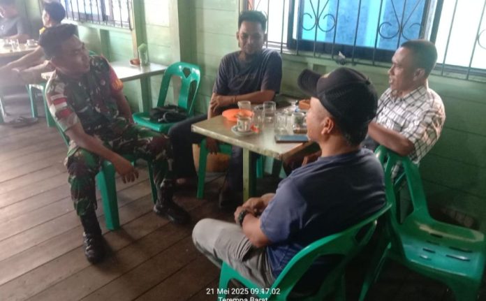 Komsos Babinsa Praka Juni Alfianta Bersama Warga Binaan di Desa Tarempa Barat Anambas