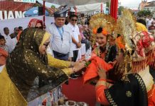 Kontingen Batam Kenalkan Tudung Manto di Pawai Muskomwil I APEKSI Bukittinggi Kontingen Batam Kenalkan Tudung Manto di Pawai Muskomwil I APEKSI Bukittinggi