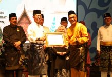 Puisi Karya Kepala BP Batam Guncang Panggung Kenduri Seni Melayu ke-26 Puisi Karya Kepala BP Batam Guncang Panggung Kenduri Seni Melayu ke-26