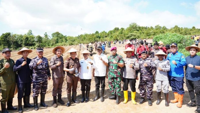 Sekda Jefridin Lakukan Penanaman Jagung Bersama Kejari Batam