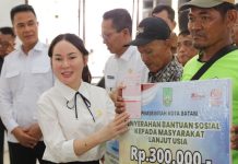 Suasana Penyerahan Bantuan ke 153 Lansia di Kecamatan Belakangpadang Suasana Penyerahan Bantuan ke 153 Lansia di Kecamatan Belakangpadang