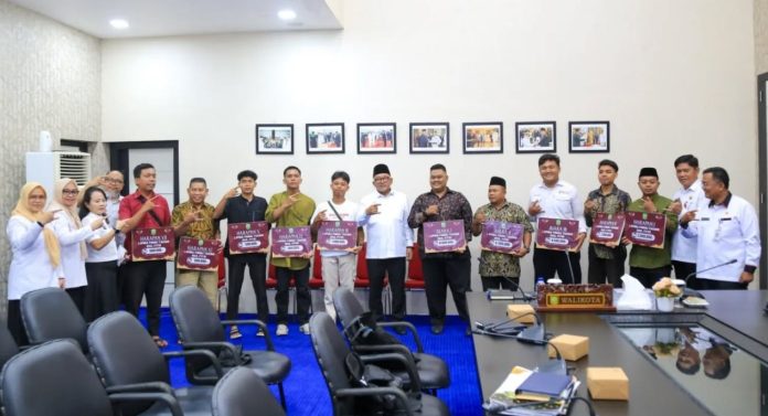 Wali Kota Tanjungpinang Serahkan Hadiah Lomba Pawai Takbir Idulfitri 1446 H Wali Kota Tanjungpinang Serahkan Hadiah Lomba Pawai Takbir Idulfitri 1446 H