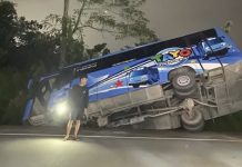 Akibat Kelalaian Sopir, Bus PT Saipem Terguling di Karimun