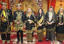 Amsakar Digelari Dato Setia Amanah dan Li Claudia Dato Setia Bijaksana oleh LAM Kepri Kota Batam Amsakar Digelari Dato Setia Amanah dan Li Claudia Dato Setia Bijaksana oleh LAM Kepri Kota Batam