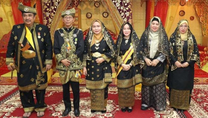 Amsakar Digelari Dato Setia Amanah dan Li Claudia Dato Setia Bijaksana oleh LAM Kepri Kota Batam Amsakar Digelari Dato Setia Amanah dan Li Claudia Dato Setia Bijaksana oleh LAM Kepri Kota Batam