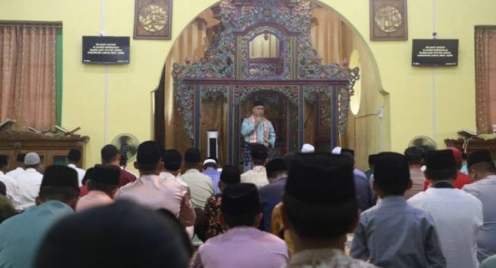 Bupati Lingga Salat Idul Adha 1446 H Bersama Warga di Masjid Jami' Sultan Lingga