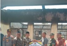 Kebakaran Rumah di Sukadamai, Wabup Pasaman Turun Langsung Salurkan Bantuan Kepada Keluarga