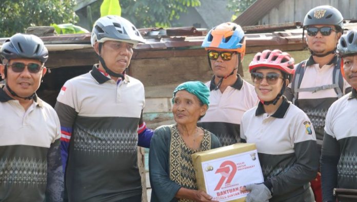 Gowes Kamtibmas Kapolres Bintan dan Bagi Paket Bansos di Bintan Utama