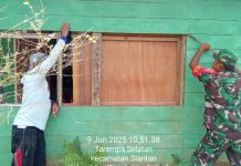 Goro Anggota Koramil Tarempa Kopda Hanggri Ryan, Bantu Perbaiki Rumah Warga