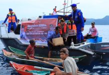 Sambut Hari Bhayangkara ke-79, Kapolres Anambas Bagikan Sembako ke Nelayan Tradisional Sambut Hari Bhayangkara ke-79, Kapolres Anambas Bagikan Sembako ke Nelayan Tradisional