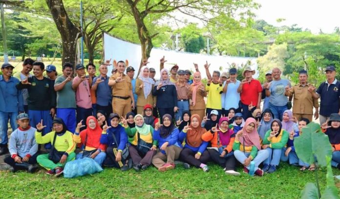 Wabup Bintan Deby Maryanti Temui Petugas Kebersihan di Kijang City Walk