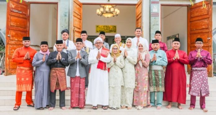 Wali Kota Tanjungpinang dan Keluarga Laksanakan Salat Idul Adha di Masjid Agug Al Hikmah