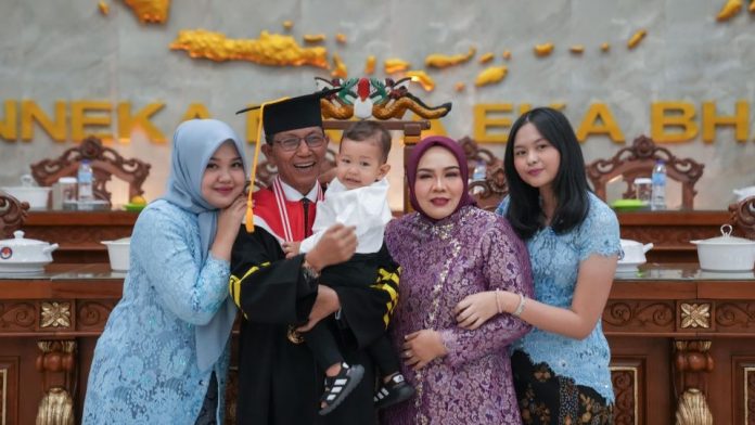 Diwisuda Mendagri Tito Jatinagor, Amsakar Achmad Raih Gelar Doktor Ilmu Pemerintahan di IPDN
