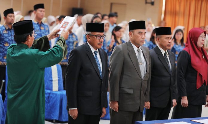 Amsakar Lantik Hendri Arulan Kadis Pendidikan dan Jefridin Staf Ahli Pemko Batam