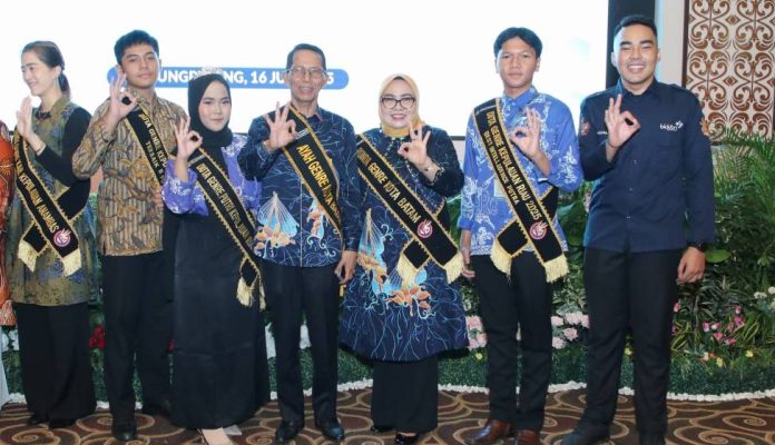Amsakar dan Erlita Dikukuhkan Ayah dan Bunda GenRe Batam Amsakar dan Erlita Dikukuhkan Ayah dan Bunda GenRe Batam