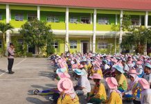 Bhabinkamtibmas Kelurahan Batu Besar Edukasi Tertib Lalu Lintas Dalam Kegiatan MPLS SMA Negeri 15 Batam Bhabinkamtibmas Batu Besar Edukasi MPLS SMAN15 Batam