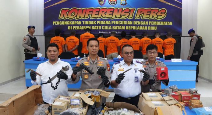 Ditpolairud Polda Kepri Bekuk 10 Pelaku Pencurian di Kapal Asing di Perairan Karimun