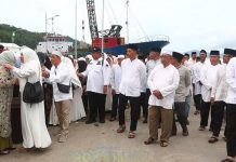 Wakil Bupati Raja Bayu Sambut Kepulangan Jemaah Haji Kloter 17 Anambas Jemaah Haji Kloter