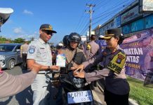 Jumat berkah, Polres Bintan Berbagi Makanan ke Pengendara di Toapaya Jumat berkah, Polres Bintan Berbagi Makanan ke Pengendara