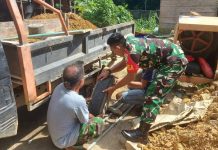 Manunggal TNI dengan Rakyat, Kopda Indra Lesmana Bantu Warga Binaan Ganti Ban Mobil Kopda Indra Lesmana Bantu Warga Binaan Ganti Ban Mobil