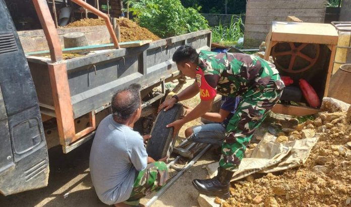 Kopda Indra Lesmana Bantu Warga Binaan Ganti Ban Mobil
