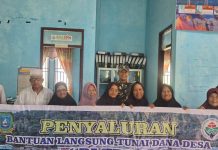 Kopda Indra Lesmana Hadiri Penyaluran BLT-Dana Desa di Desa Air Bini Kopda Indra Lesmana Hadiri Penyaluran BLT-Dana Desa di Desa Air Bini