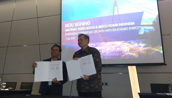 CEO NeutraDC Nxera Batam, Indrama YM Purba (kiri), dengan Director, Chief Commercial and Business Development Officer PT Medco Power, Femi Firsadi Sastrena (kanan), melakukan penandatanganan Memorandum of Understanding (MoU) terkait implementasi penggunaan energi terbarukan untuk operasional data center, di Batam, 7 Juli 2025 (Dok: Foto Istimewa)