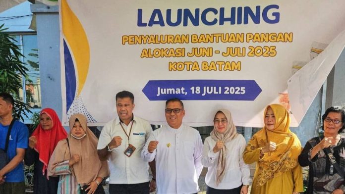 Nyanyang Haris Pratamura Salurkan 20 Kilogram Beras ke Warga Penerima Manfaat di Baloi