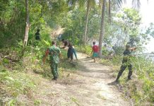 Prajurit Koramil 02 Tarempa Ikut Serta Goro Bersihkan Jalan di Desa Air Putih