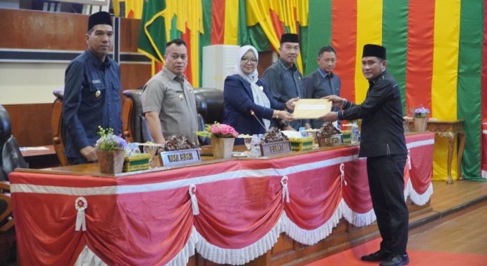 Bupati dan Wakil Bupati Lingga Hadiri Rapat Paripurna DPRD Bahas Ranperda RPJMD 2025–2029