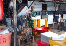 Serda Dandang Suharyadi Jalin Komunikasi Sosial dengan Penampung Ikan di Tarempa Barat Serda Dandang Suharyadi Jalin Komunikasi Sosial di Tarempa