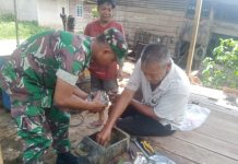 Sertu Agung Joko Giat Komsos dengan Mekanik Mobil di Desa Tarempa Selatan